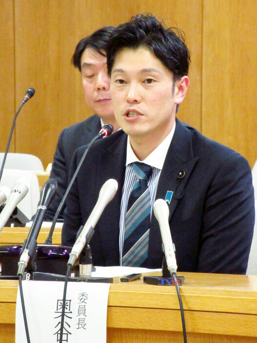 斎藤元彦知事不在で行われた兵庫県議会の百条委員会終了後、会見した奥谷謙一委員長（カメラ・筒井政也）