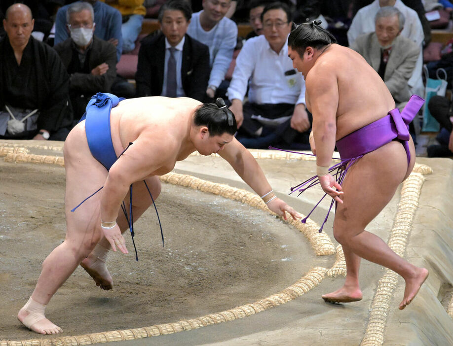 尊富士を押し出しで下し、勝ち越しを決めた大の里（左）（カメラ・今西　淳）