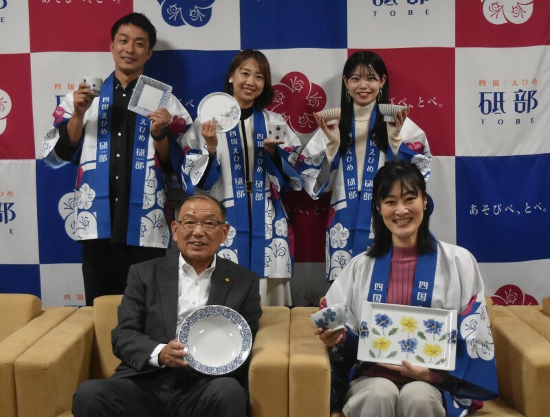 砥部焼をPRする愛媛県砥部町の佐川秀紀町長（前列左）と、「とべやきヲひろめ隊」の寿野章子さん（前列右）ら隊員たち＝同町役場で2024年10月31日午後2時22分、広瀬晃子撮影