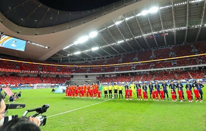 日本は廈門で中国と対戦した。写真：梅月智史（サッカーダイジェスト写真部／現地特派）