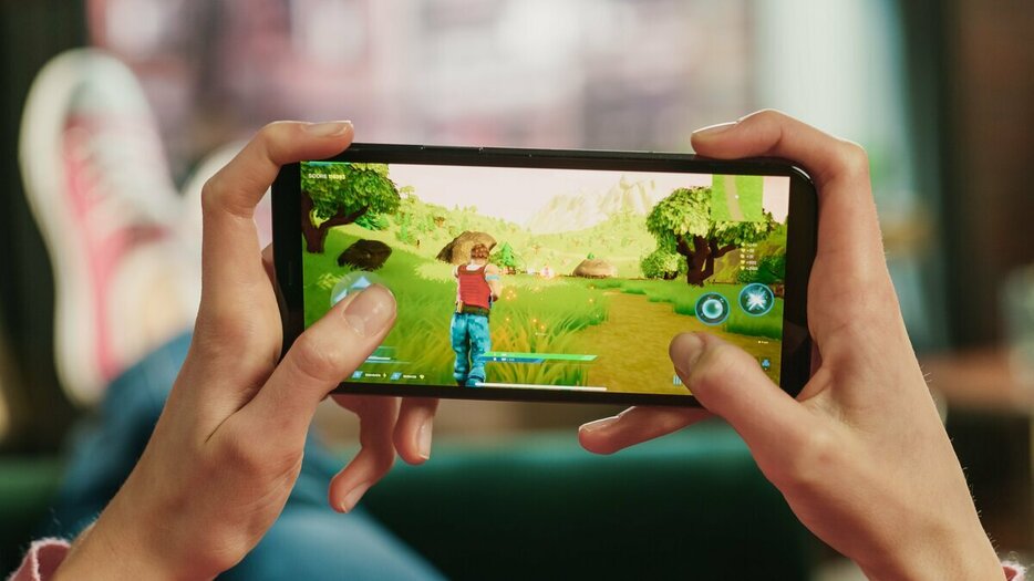 スマートフォンでゲームをしてもデジタル赤字が生じる可能性がある（写真：Getty Images）