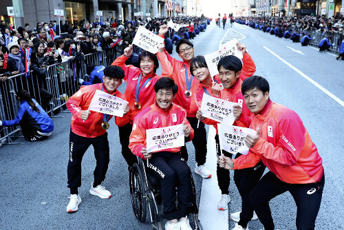 日本橋中央通りをパレードするパリ五輪、パラリンピックに出場した選手たち（右から３人目はレスリングの藤波朱理選手）（３０日）＝三浦邦彦撮影