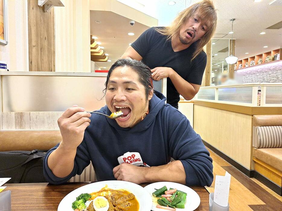 遅刻した内藤哲也（右）を待ちきれずカレーを食べ始めてしまった高橋ヒロム