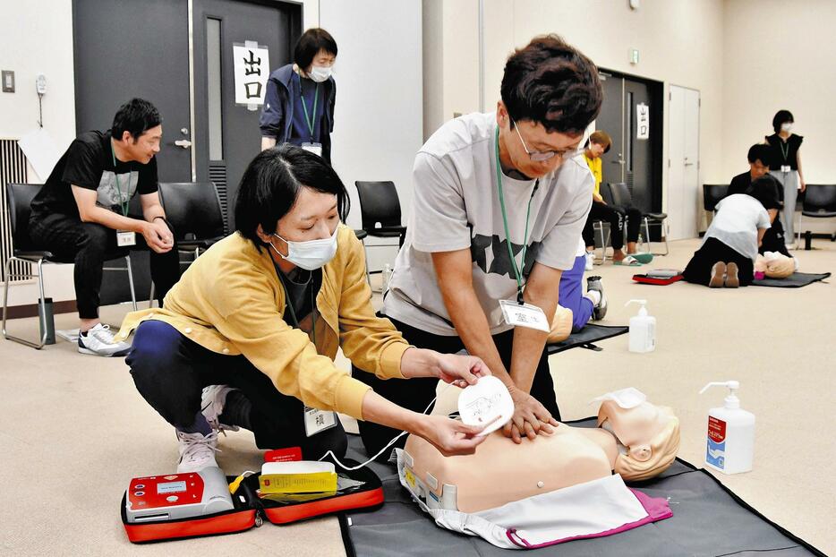 人形を使ってAEDの使い方を学ぶ講習の参加者（福岡市消防局で）＝中村直人撮影