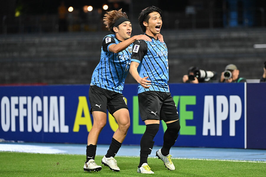 上海戦でゴールを決めた瀬川祐輔（写真右）【写真：(C) AFC】