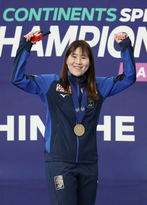 女子３０００メートルで優勝し、表彰台で笑顔を見せる堀川桃香＝１６日、青森・ＹＳアリーナ八戸