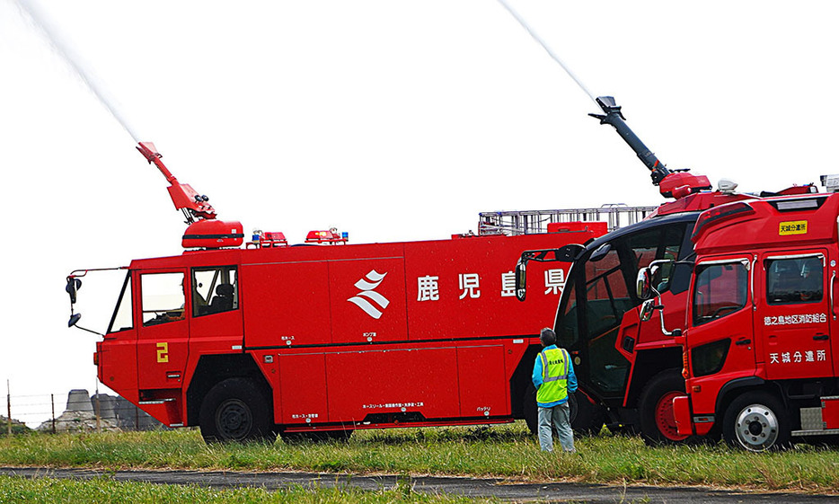 航空機事故を想定し、関係機関の約100人、消防・救急など車両13台が出た消火救難訓練