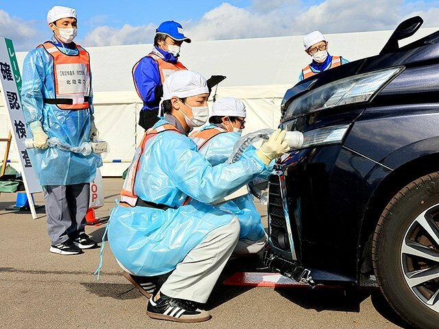 車体に付着した放射線を調べ、取り除く作業の訓練も行われた