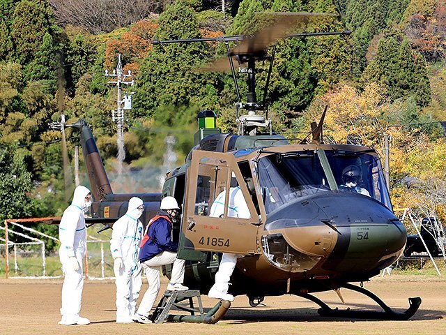 孤立集落が発生した想定で、地域住人が西の杜学園から自衛隊のヘリに乗り込んだ