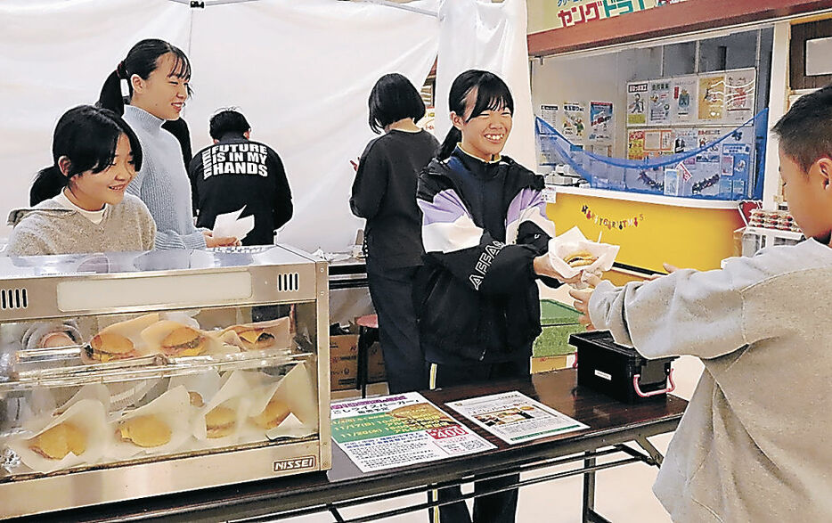 よごしライスバーガーを販売する生徒＝高岡市のアルビス中田店