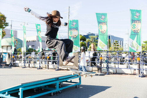 スケートボードの大会に出場した清司麗菜さん（Flora提供）