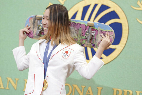 パリ五輪スケートボード女子ストリートで金メダルを獲得した吉沢恋選手（８月１９日、東京都千代田区で）＝若杉和希撮影