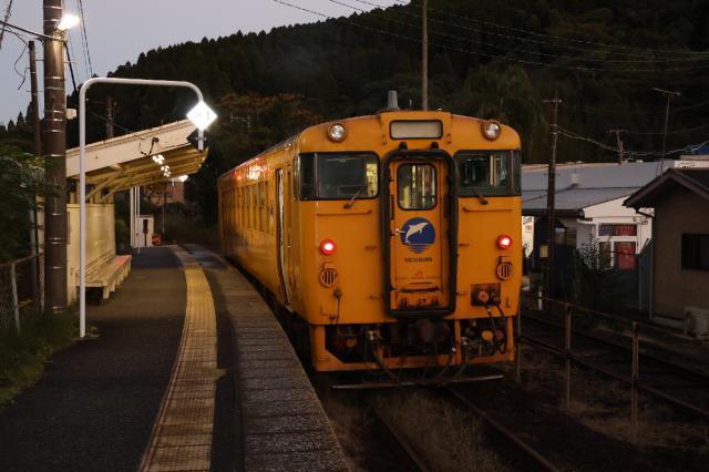 ＪＲ南郷駅で停車する車両。ＪＲ九州は日南線「油津―志布志」の在り方に関する議論を始める意向を示した＝２８日午後、日南市南郷町