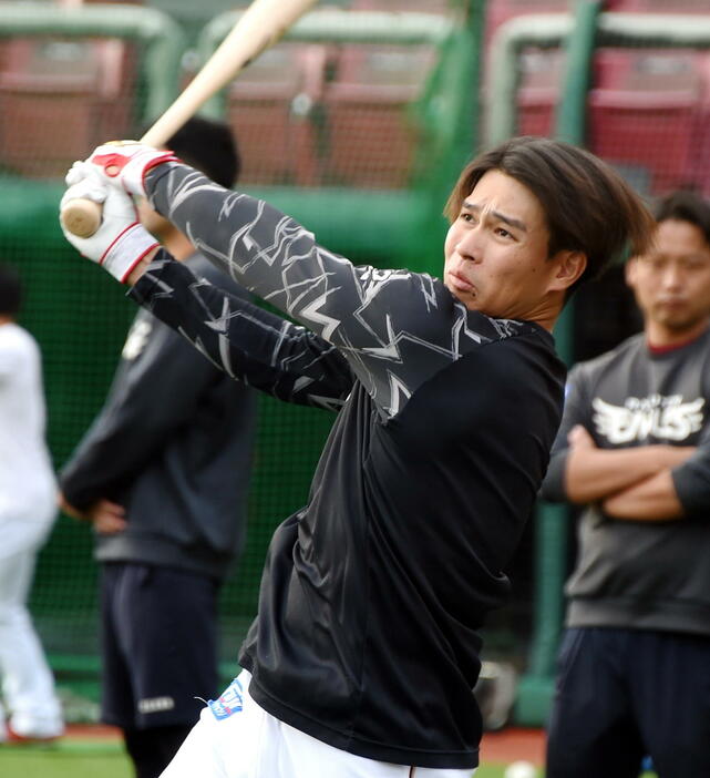 ロングティーを行う楽天中島（撮影・山田愛斗）