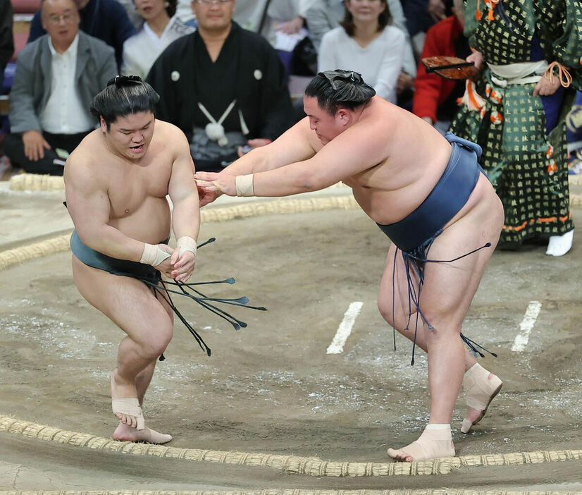 玉鷲（右）が押し出しで朝紅龍を下す　（カメラ・豊田　秀一）