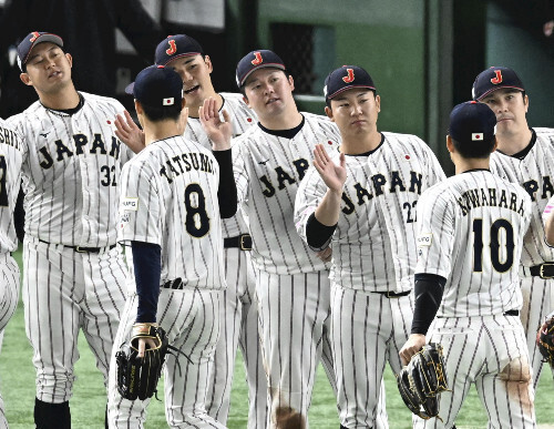 ベネズエラ戦に勝利し喜ぶ牧（中央）ら（２２日）＝西孝高撮影