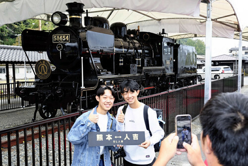 ＪＲ人吉駅前に展示された「ＳＬ人吉」（１７日午前１１時２９分、熊本県人吉市で）＝秋月正樹撮影