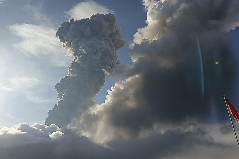 7日、噴煙を上げるインドネシア東ヌサトゥンガラ州フロレス島のレウォトビ・ラキラキ山（AP＝共同）