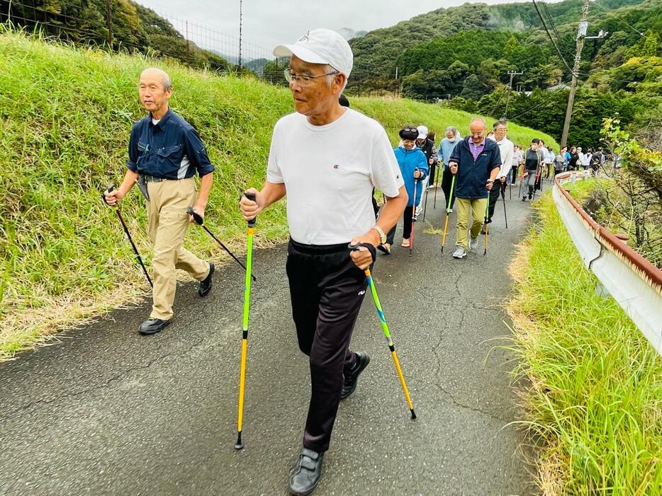 里山ウオーキングを楽しむ参加者たち