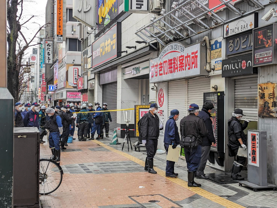 札幌・ススキノで現場検証のため火災があったビルに入る道警の捜査員＝27日午前10時、札幌市中央区