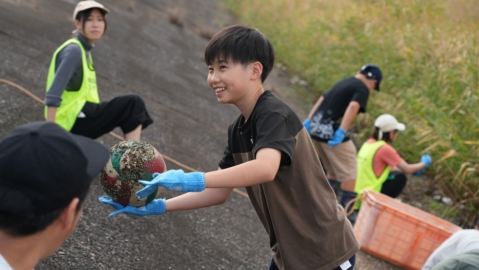 ボールを見つけた小学生