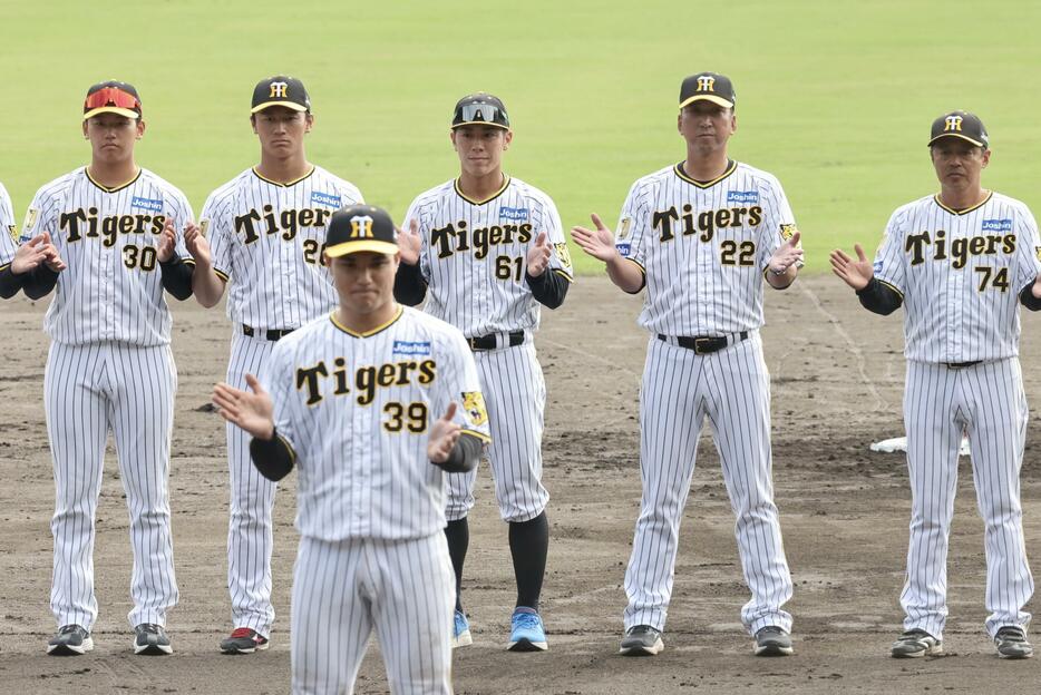 　秋季キャンプを打ち上げ、一本締めをする藤川監督（右から２人目）＝撮影・田中太一