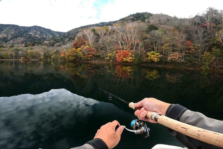 風はなく湖面は鏡の状態。トラウト狙いには厳しい時間帯をあなたならどう過ごすだろうか