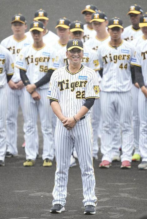 大雨の中でセレモニーを行った藤川監督。高知を盛り上げる＝1日、安芸市営球場