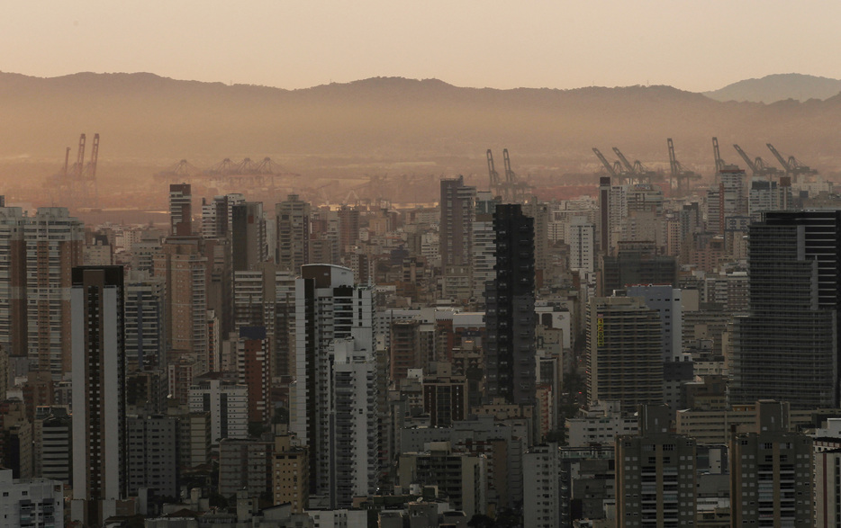 　１１月１４日、ブラジル中央銀行が発表した９月の経済活動指数は季節調整済み前月比で０．８％上昇した。写真はブラジルのサントスで２０１６年９月撮影（２０２４　ロイター／Fernando Donasci）