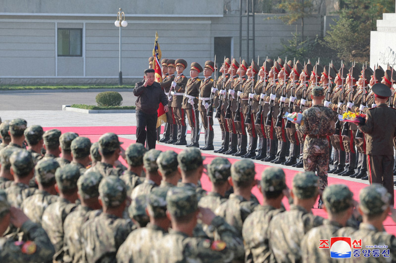 北朝鮮の朝鮮人民軍を視察する金正恩朝鮮労働党総書記（中央奥）＝2024年10月17日、朝鮮中央通信・ロイター