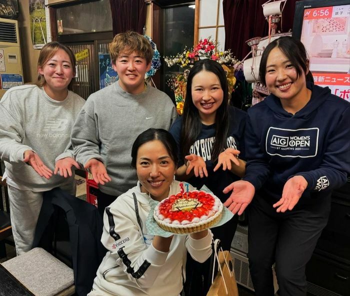 最強軍団に祝福される笠りつ子【写真：笠りつ子のInstagram（@ryuritsuko）より】