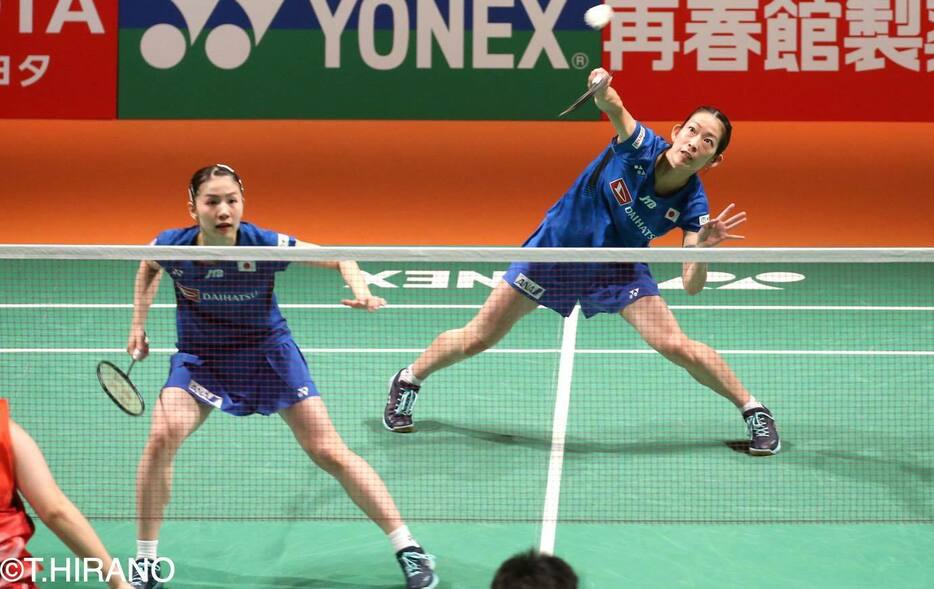 世界ランキング4位の志田千陽＆松山奈未（奥）は、12-21、18-21で敗れ、決勝進出ならず