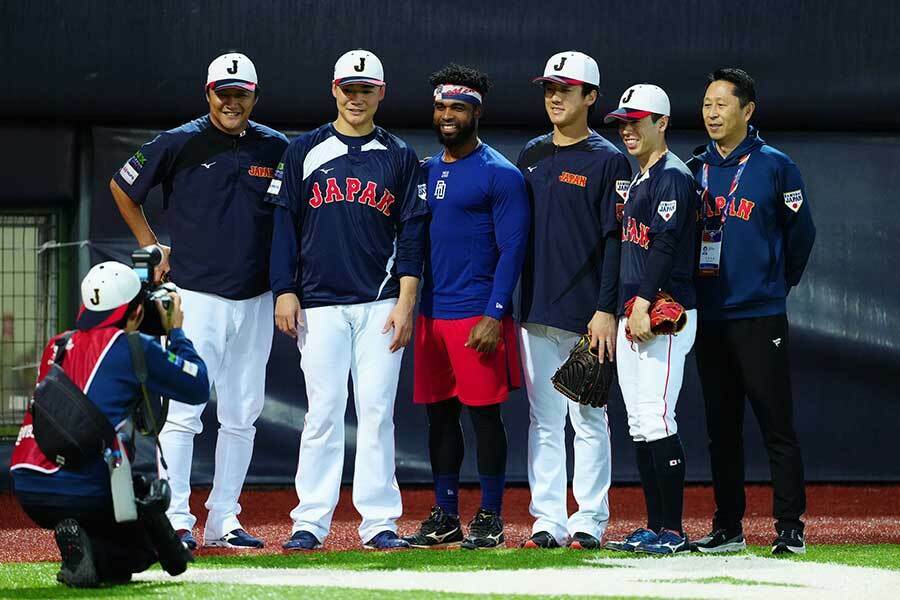 アルカンタラを中心に日本ハム時代の同僚と記念撮影【写真：小林靖】