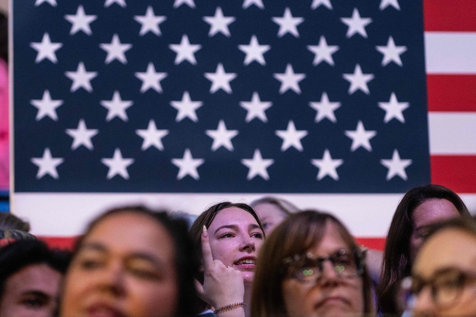 米大統領選の民主党候補カマラ・ハリス副大統領の集会に参加する女性たち。ウィスコンシン州マディソンで（2024年10月30日撮影）。【翻訳編集】 AFPBB News