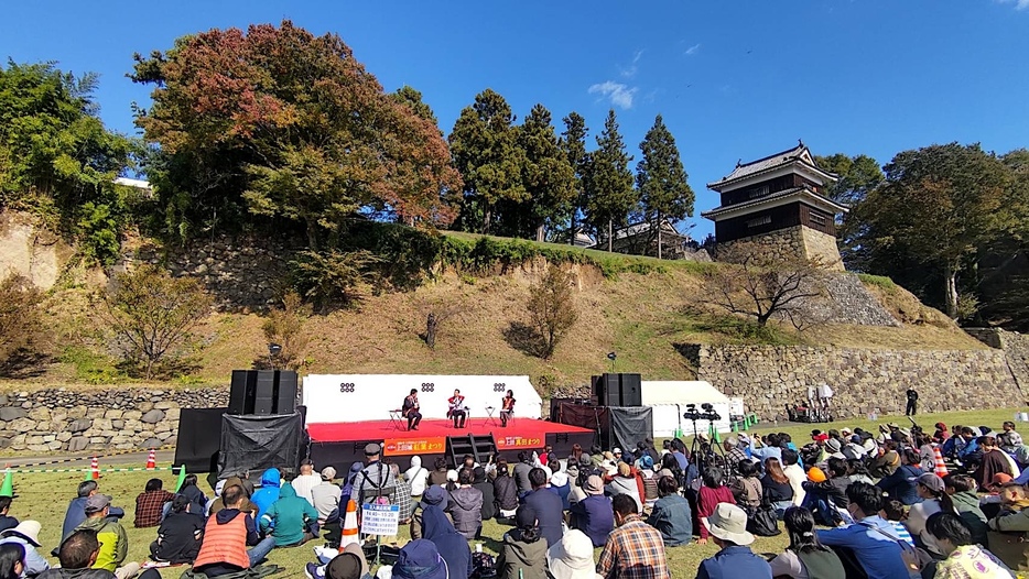 上田城を守った尼ヶ淵の崖を背に行ったトークショー（上田市役所提供）