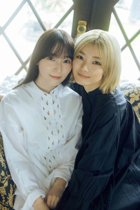 （左から）守屋麗奈、藤吉夏鈴（C）光文社/週刊FLASH 写真：横山マサト