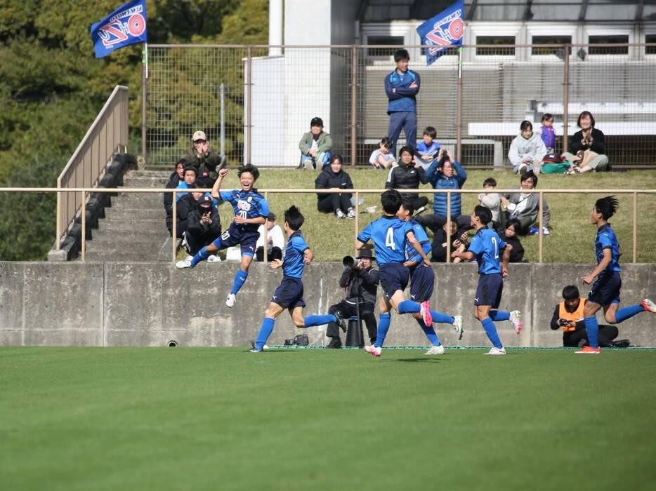 後半17分、大津高MF溝口晃史(3年=CA CELESTE U-15出身)が決勝点を決めた(Taro YOSHIDA)