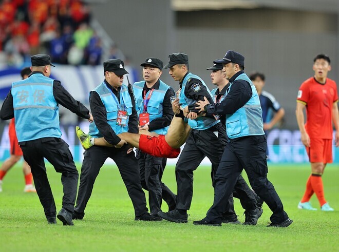 日中戦の乱入者への処分が明らかになった。写真：梅月智史（サッカーダイジェスト写真部／現地特派）