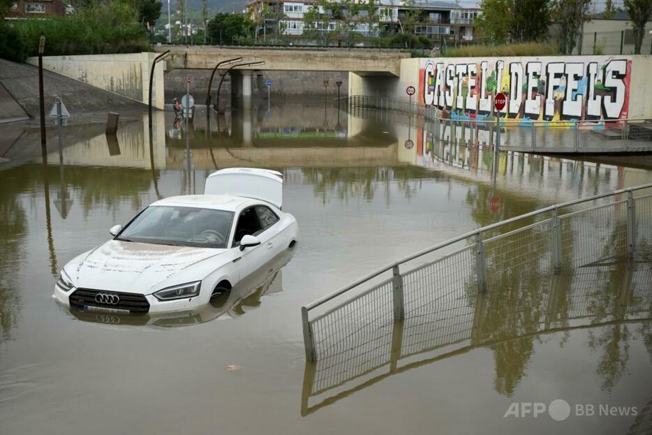 洪水に見舞われたスペイン北東部カタルーニャ自治州バルセロナで、水に漬かった車（2024年11月4日撮影）。【翻訳編集】 AFPBB News