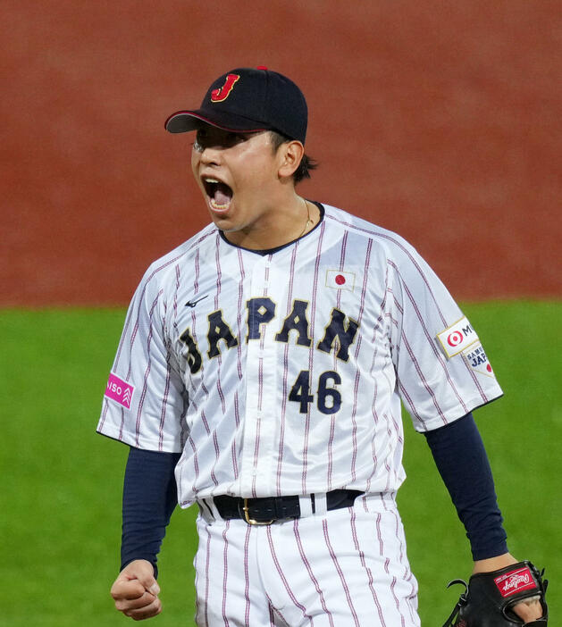 日本対キューバ　9回表、雄たけびを上げる藤平（撮影・横山健太）