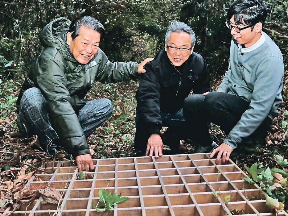 試作の木枠を囲んで話し合う（左から）長久さん、波多さん、丸山さん