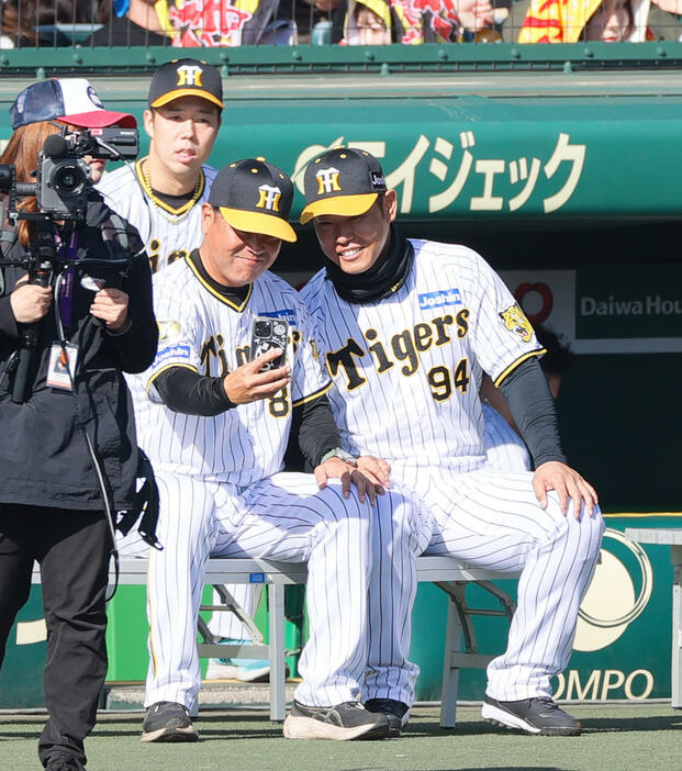 阪神ファン感謝デーを楽しむ、左から青柳、野村バッテリーコーチ、原口（撮影・上山淳一）