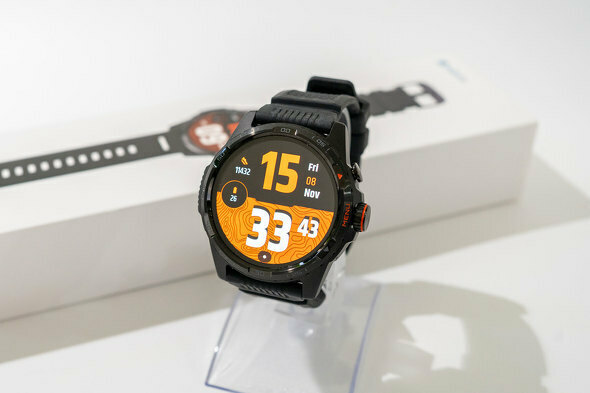 Movboiの新型スマートウォッチ「TicWatch Atlas」。写真はブラックカラーで、ボディーはスチール製だ