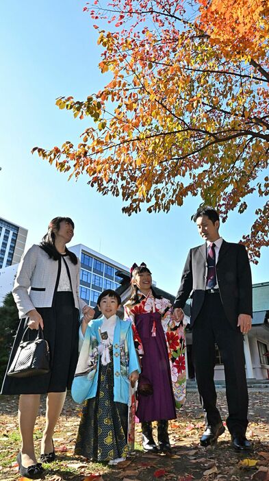 青空の下、七五三参りに訪れた親子連れ＝9日午前、青森市の善知鳥神社