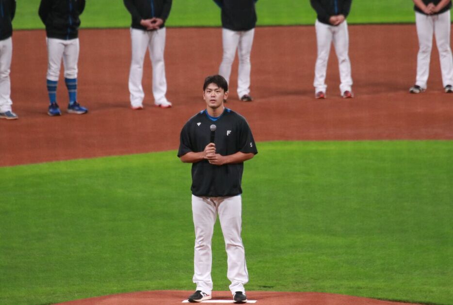 秋季キャンプを終え、手締めを任された日本ハム・野村佑希（カメラ・堀内　啓太）