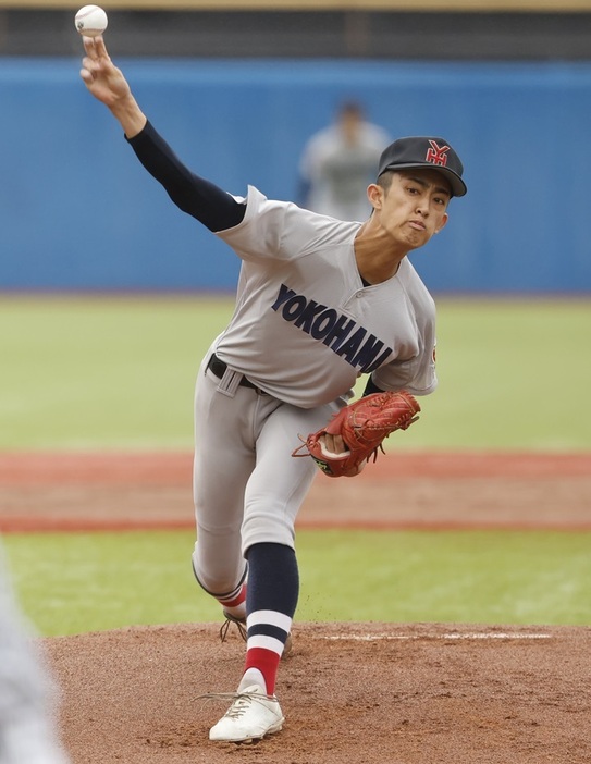 横浜高の1年生・織田は、明徳義塾高打線を2安打完封した[写真=田中慎一郎]