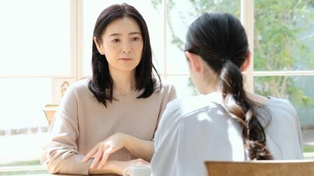 親との関係で苦しんでいる人が増えている。子を悩ませる「精神的に未熟な親」とは、どのような大人を指すのだろうか（写真：Taka／PIXTA）