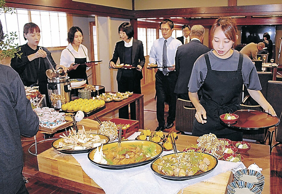 古民家ホテルの誕生を祝った祝賀会＝白山市白峰