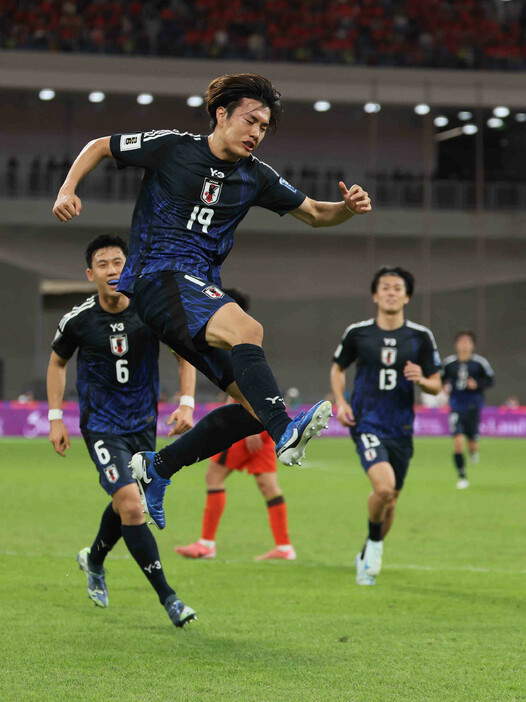 サッカーＷ杯予選。中国戦の前半、先制ゴールを決め喜ぶ小川（手前）＝１９日、中国・アモイ