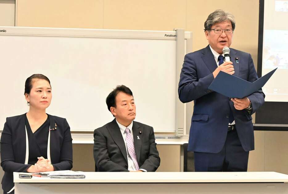 外国人児童らの日本語教育に関する超党派勉強会に臨む自民党の萩生田光一元文部科学相（右）、国民民主党の伊藤孝恵参院国対委員長（左）ら＝21日午後、国会内